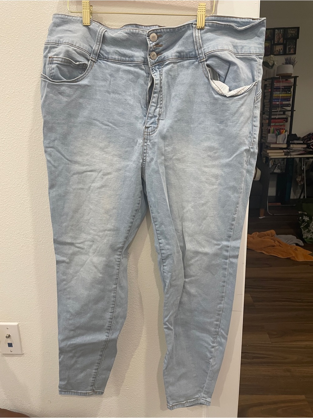 Light Wash Women’s high Waisted Skinny Jeans -
